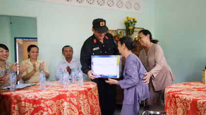 Trung đoàn Cảnh sát cơ động Đông Nam Bộ trao nhà nhà tình nghĩa cho mẹ liệt sỹ