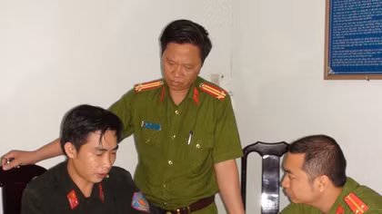 Bắt kẻ giả danh Cảnh sát cơ động ra đường chặn xe 