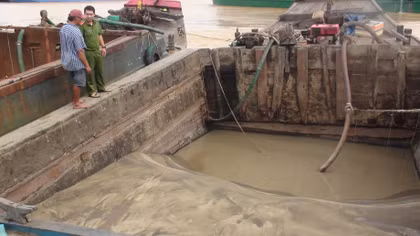 Nổ súng bắt 4 thuyền bơm hút cát trái phép trên sông Đồng Nai