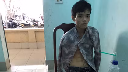 Nhiều hung khí trong nhà đối tượng nghiện đi bán lẻ ma túy 