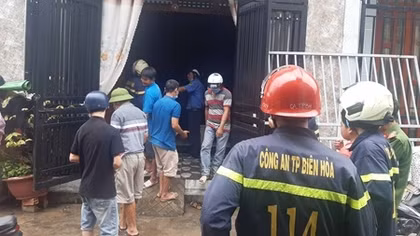 Ngôi nhà vắng chủ bùng cháy giữa trưa