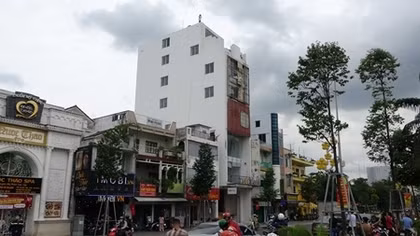 Nam thanh niên ngáo đá leo mái nhà 8 tầng đòi nhảy lầu