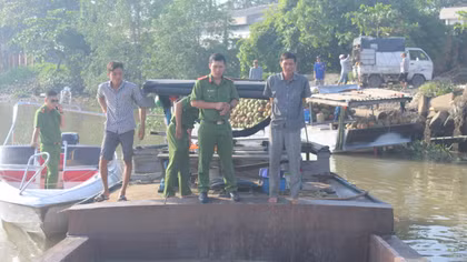 Thuyền gắn máy mã lực "khủng" bơm hút cát lậu trên sông Đồng Nai