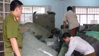 Lại bắt cả chục tấn hàng lậu trên 2 toa tàu tại ga Biên Hòa