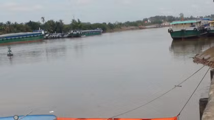 Thuyền máy chở 34 người đi đám cưới bị lật giữa dòng nước xiết