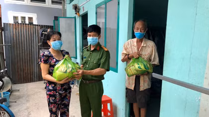 Công an phường Bửu Long quyên góp nhu yếu phẩm tặng người nghèo