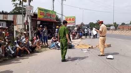Nhờ người lái xe lùi lại hiện trường sau khi cán chết người 