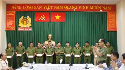 Hỗ trợ CBCS bị thương trong khi làm nhiệm vụ