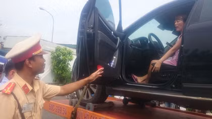 Nữ tài xế ngoan cố bị cẩu cả xe lẫn người về trạm CSGT xử lý