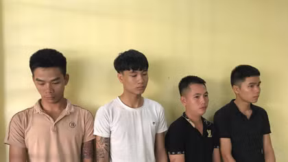 Bắt nhóm đối tượng ném chất bẩn vào nhà dân để đòi nợ