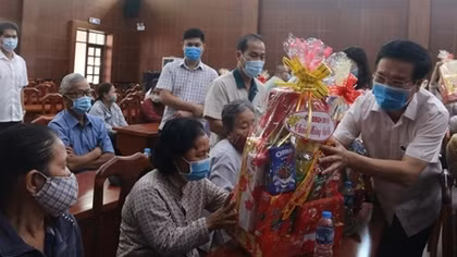 Trưởng Ban Tuyên giáo Trung ương tặng quà Tết gia đình chính sách