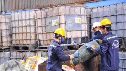 Phạt 70 triệu đồng với xe container chở bẹ sữa heo bẩn