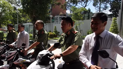 Công ty CP Nova Bắc Nam 79 hỗ trợ 100 mô tô cho Công an thành phố