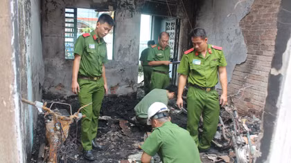 Điều tra nguyên nhân khiến 4 căn nhà bị cháy bí ẩn giữa ban ngày 
