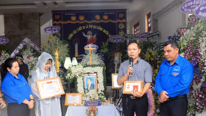 Tặng bằng khen và Huy hiệu Tuổi trẻ dũng cảm cho dân quân tử vong khi truy bắt tội phạm