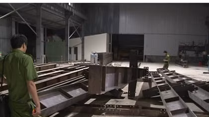 Thanh sắt nặng hơn 2 tấn đè chết công nhân 