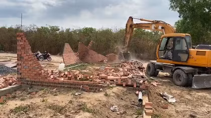 Cưỡng chế 2 công trình vi phạm trật tự đô thị sau khi Báo CAND phản ánh