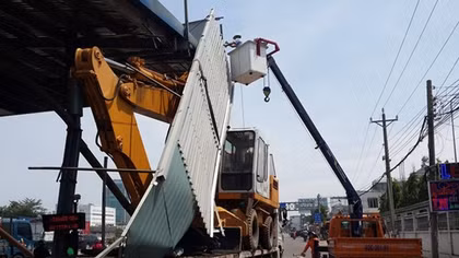 Xe tải chở xe xúc kéo sập mái trạm thu phí cầu Đồng Nai