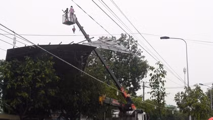 Lốc xoáy "đe dọa" đường điện trung thế 