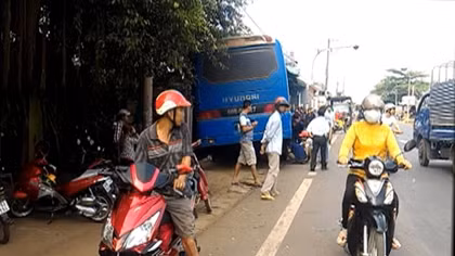 Xe khách lao vào quán cà phê, 2 người trọng thương