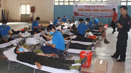 300 Cảnh sát cơ động hiến máu tình nguyện