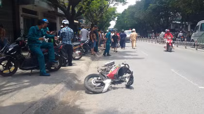 Nam thanh niên tự tông xe máy vào gốc cây tử vong