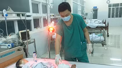 Bé trai bị tàu hỏa cán đứt lìa chân trái