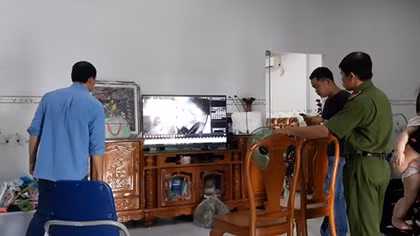Ném xăng phóng hỏa nhà dân xong còn dùng điện thoại quay clip