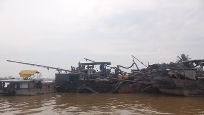 Khống chế 2 đối tượng cùng 2 thuyền lớn bơm hút vận chuyển cát “lậu”