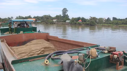 Bắt 2 thuyền gắn máy “khủng” bơm hút cát trái phép trên sông Đồng Nai