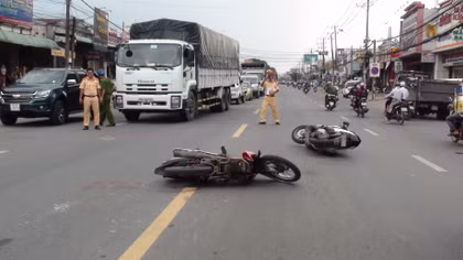 Hai xe máy va chạm, người đàn ông bị xe tải cán tử vong