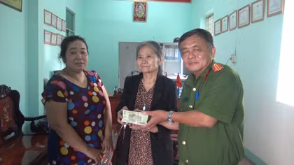 Người phụ nữ ở trọ, nhặt được 100 triệu đồng tìm người trả lại