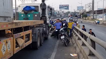 Va chạm với xe đầu kéo, 2 cha con thương vong