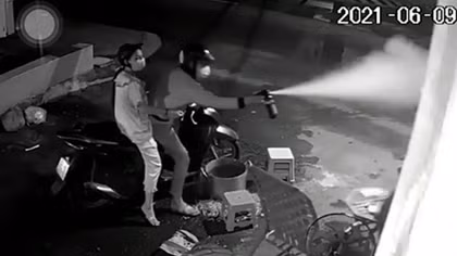 Hai mẹ con ngồi cửa bị nhóm đối tượng xịt hơi cay