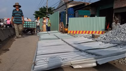 Nâng ben làm sập rào chắn, 2 người bị thương nặng