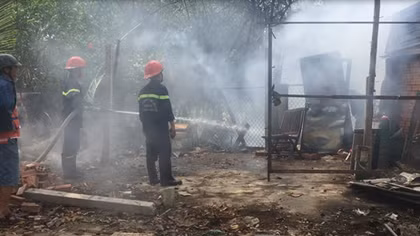 Tiệm sửa xe gắn máy ven đường cháy ngùn ngụt trong nắng gắt