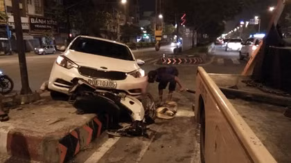 Ô tô tông nát bét xe máy, 2 người thoát chết thần kỳ