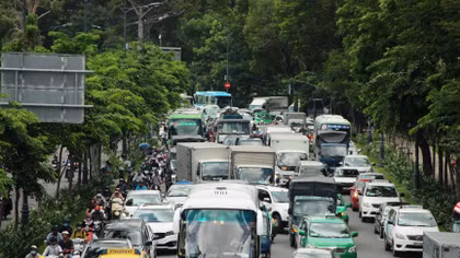 Hàng ngàn phương tiện chen chân tại cửa ngõ Tân Sơn Nhất 