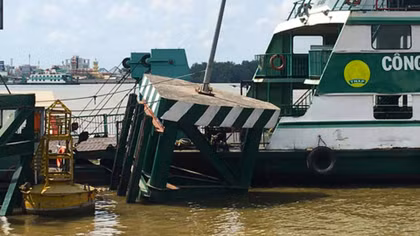Cầu phao phà Cát Lái bị tàu chở 200 container đâm hỏng