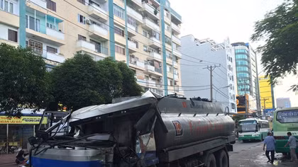 Hàng chục người thoát hiểm sau cú va chạm giữa chở xăng và xe buýt