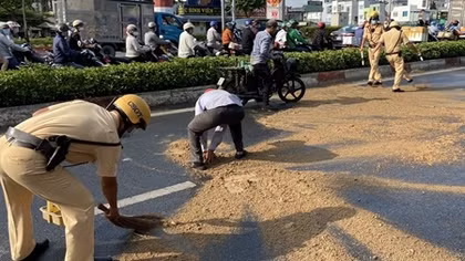 Dầu đổ tràn đường, CSGT đổ cát giúp người dân không bị trượt ngã