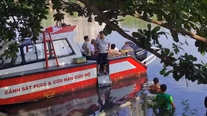 Người đàn ông rơi từ sà lan xuống kênh mất tích