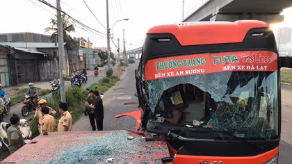 Xe Phương Trang tông vào rơ-mooc, phụ xe khách tử vong