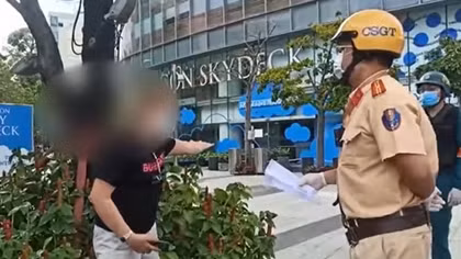 Người phụ nữ ra đường không đội MBH, chống đối tổ kiểm soát