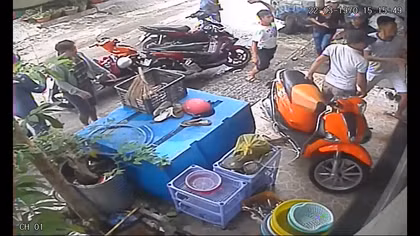 Em gái nợ nần, giang hồ kéo đến nhà anh trai đập phá đòi nợ