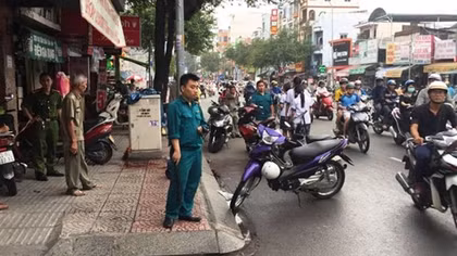 Hai đối tượng chém gần lìa tay người đàn ông trên phố