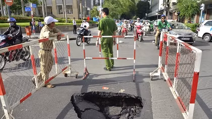 Hố sâu xuất hiện gần UBND TP Hồ Chí Minh