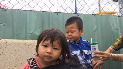 Nghẹn lòng nhìn 2 đứa trẻ khóc thét bên thi thể cha