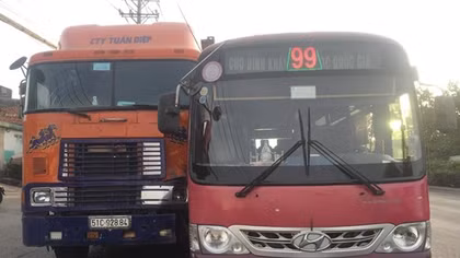 Sau va chạm, xe buýt và xe đầu kéo truy đuổi nhau gây náo loạn quốc lộ 1