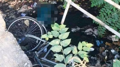 Một thi thể cạnh xe đạp dưới kênh nước đen